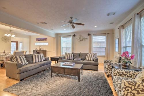 2,500 Sq Ft Townhome - Walk to Central River Oaks! near บ้านกระป๋องเบียร์