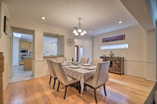 2,500 Sq Ft Townhome - Walk to Central River Oaks! near บ้านกระป๋องเบียร์