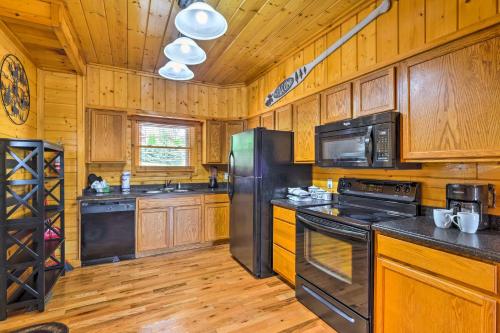 Pigeon Forge Cabin with Views Hot Tub Pets Welcome - image 10