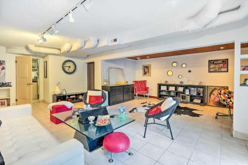 Contemporary Cincinnati Apt with WiFi Near Kenwood! - image 10