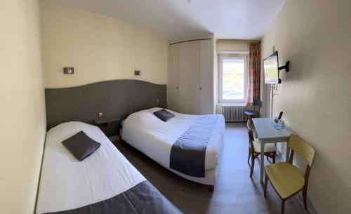 1 double bed, 1 twin bed