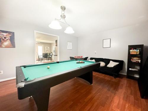 Cute 2-BRM Walkout apt with pool table and theater