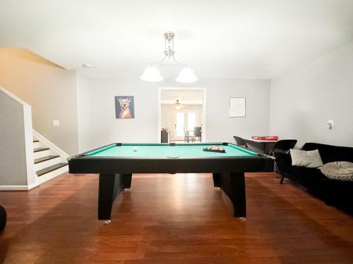 Cute 2-BRM Walkout apt with pool table and theater