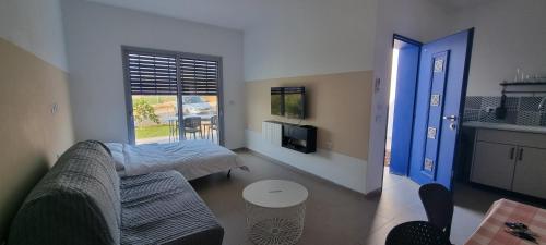 כחול ולבן in มาอายันบารุช