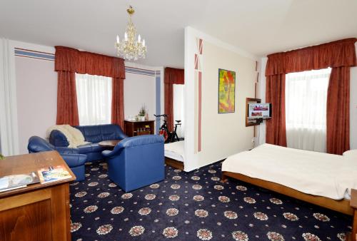1 king bed, 1 twin bed