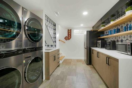 Sleeps 16 - 15 min/Downtown, 10 min/Medical Center, Aurora (photo 7)