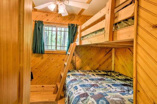 Warm and Cozy Cabin with Dock and Fire Pit on Largon Lake - image 7