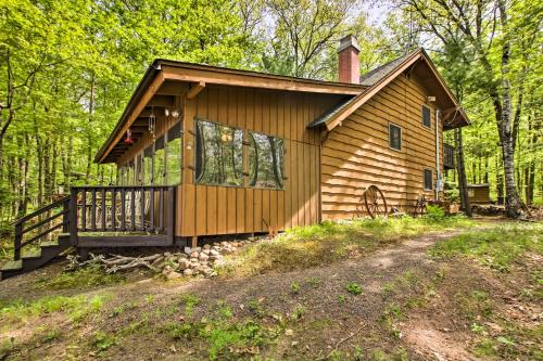 B&B Cumberland - Lakefront Cumberland Cabin with Dock and Fire Pit! - Bed and Breakfast Cumberland