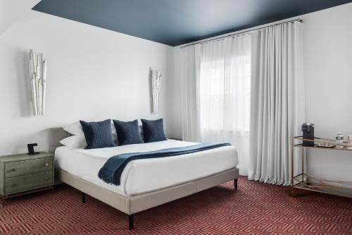 Deluxe King Room image 10