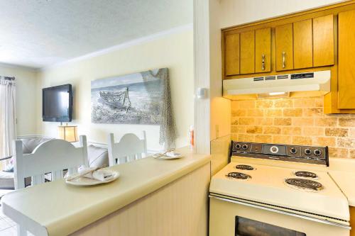 Seaside Condo in Panama City Beach - Mins to Ocean - image 11