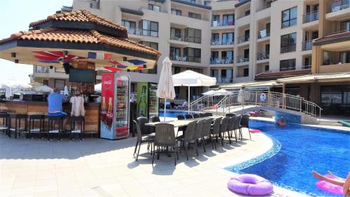 مسبح, Seafront Apartment im Obzor Beach Resort in اوبزور