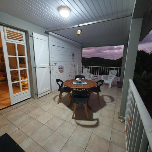 Балкон, CHARMANT HAUT DE VILLA AVEC PISCINE PARTAGEE in Le Vauclin