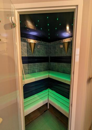 桑拿, FeWo Goldstück mit privatem SPA und Whirlpool (FeWo Goldstuck mit privatem SPA und Whirlpool) in 格拉弗瑙