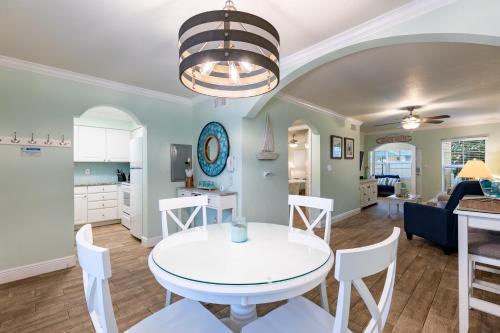 Gorgeous Coastal Condo Barefoot Beach Indian Shore