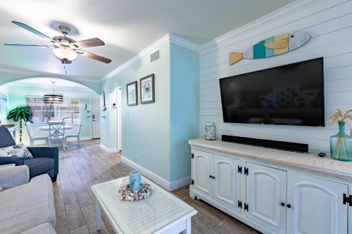 Gorgeous Coastal Condo Barefoot Beach Indian Shore