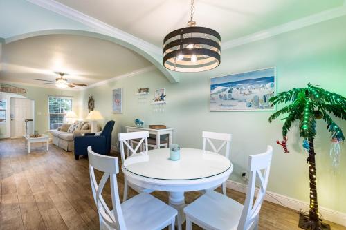 Gorgeous Coastal Condo Barefoot Beach Indian Shore