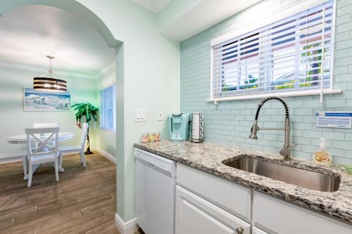 Gorgeous Coastal Condo Barefoot Beach Indian Shore