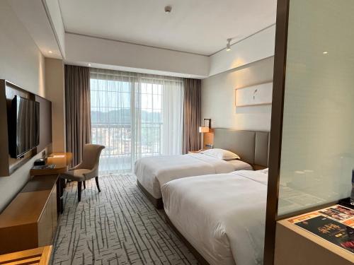 1 queen bed, 3 twin beds