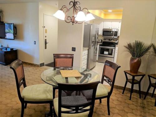Upscale 2Bed 2Bath Condo Prime Location WiFi Pools Kitchen Security in Palm Springs, USA