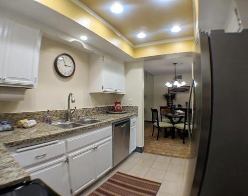 Upscale 2Bed 2Bath Condo Prime Location WiFi Pools Kitchen Security in Palm Springs, USA