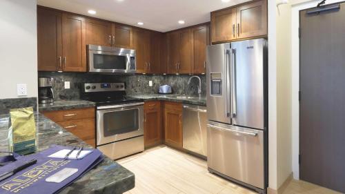 Maui Westside Presents: Whaler 420 - Best location in Kaanapali beach - image 8