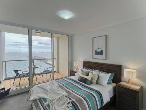 Amzing Ocean View Spacious Three Bedrooms Apartment Port Melbourne