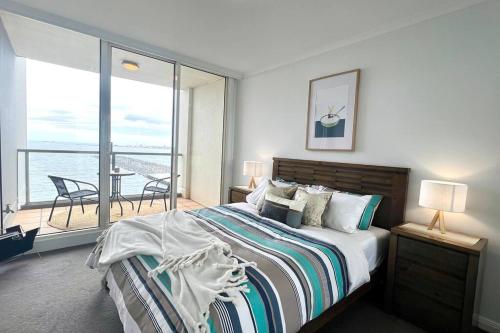 Amzing Ocean View Spacious Three Bedrooms Apartment Port Melbourne