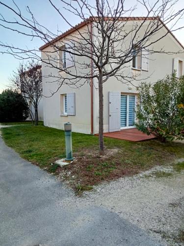 Maison de 2 chambres avec piscine partagee jardin et wifi a Aubignan