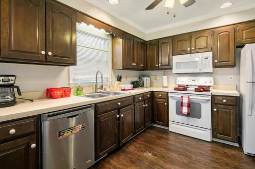 Spacious 4B/3b Home in Fayettville, Big backyard! in Fayetteville, USA