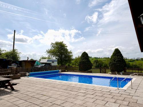 Pass the Keys Cosy 3 Bedroom Barn Conversion with pool