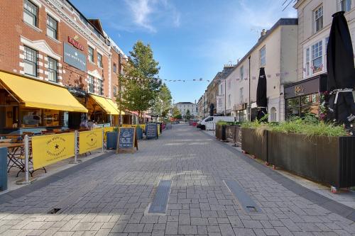 14 Oxford Mews - 5 Star Living for up to 10 People - image 3