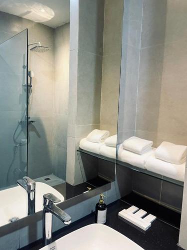 Grand Central Premier Room Type - Deluxe King Room - Smoking