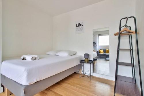 Modern 1 bed flat in Paris XVIII