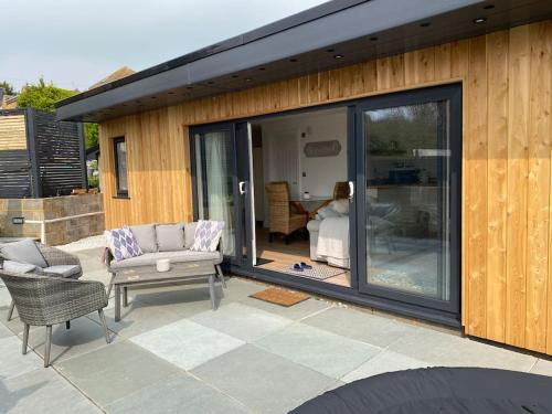 Dārzs, Studio Cabin Retreat with Hot Tub Sea and Downs views in Seaford with own garden in Seaforde