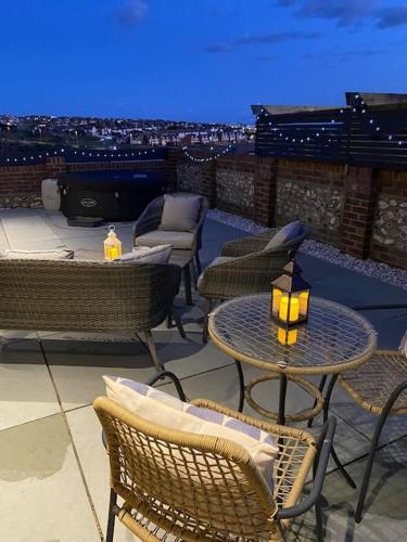 Dārzs, Studio Cabin Retreat with Hot Tub Sea and Downs views in Seaford with own garden in Seaforde