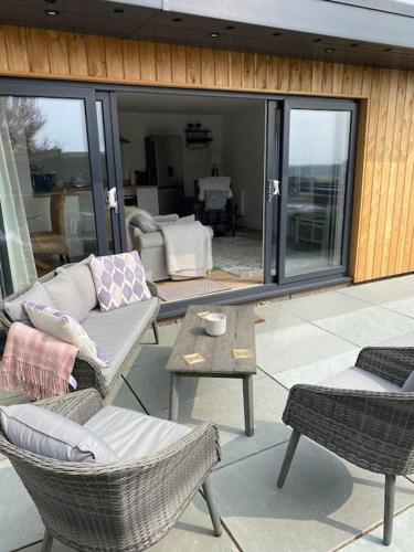 Dārzs, Studio Cabin Retreat with Hot Tub Sea and Downs views in Seaford with own garden in Seaforde