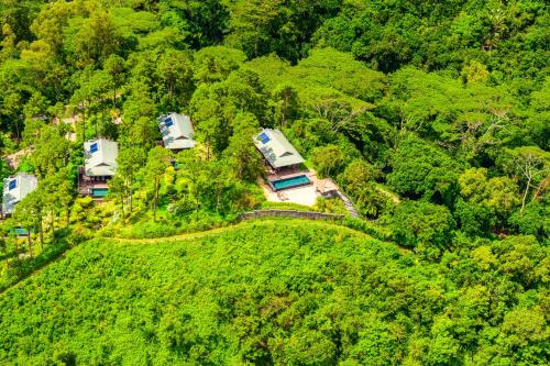 لاكال تشاريل إكسكلوزيف لودج