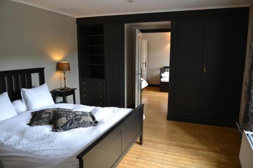1 queen bed, 2 twin beds