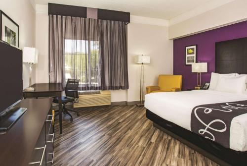 La Quinta Inn & Suites by Wyndham Las Vegas Summerlin Tech image 17