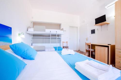 1 queen bed, 1 bunk bed