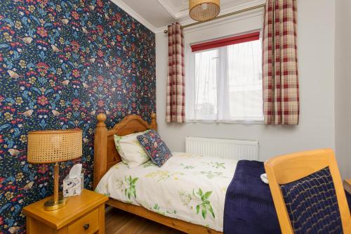 Blue Sparrow 4 bed House off road PARKING Pet friendly - image 2