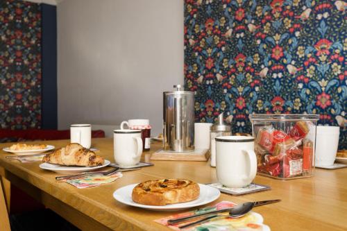 Blue Sparrow 4 bed House off road PARKING Pet friendly - image 3