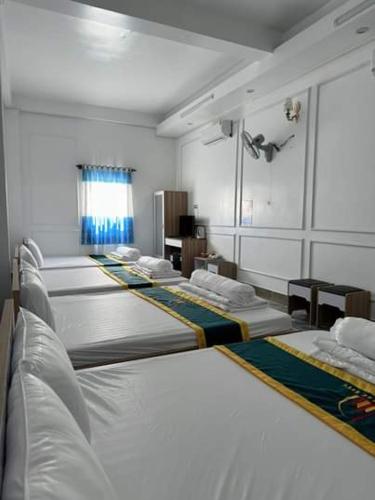 4 queen beds
