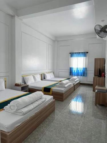 3 queen beds