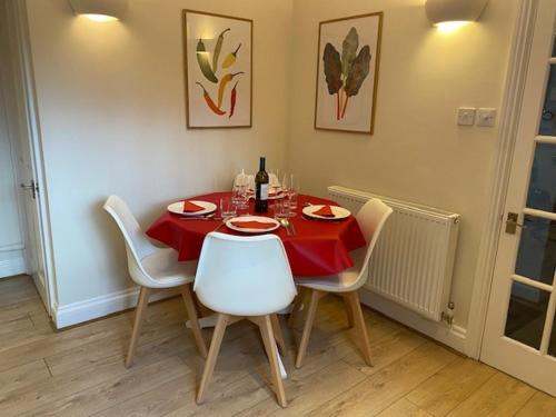 Far Hill Cottage in Kenilworth