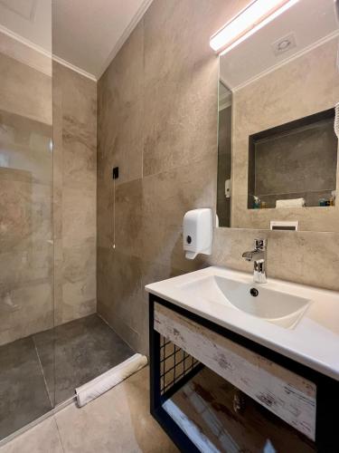 Capital Hotel Garni - image 4