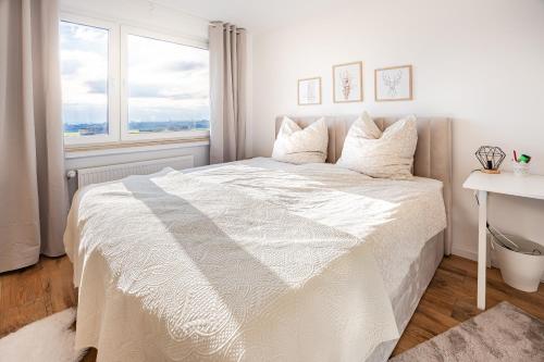 Moderne 2-Zimmer-Wohnung mit atemberaubender Skyline Aussicht auf Frankfurt!