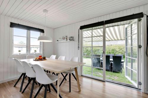  Renoveret sommerhus nær fjord - Stor terrasse, have & plads til 7 gæster in Kyndeløse