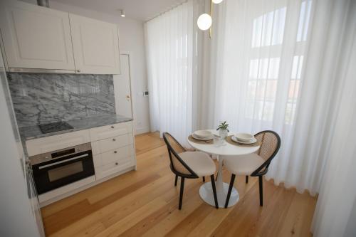 Kitchen, Trovador City Guest House in Costa