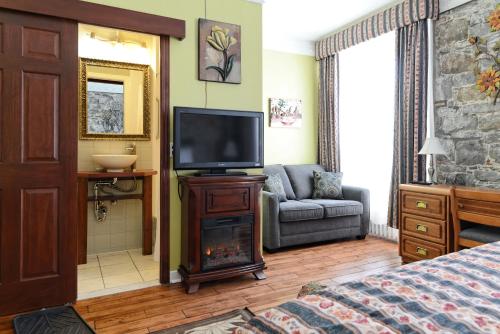 Deluxe King Room image 3